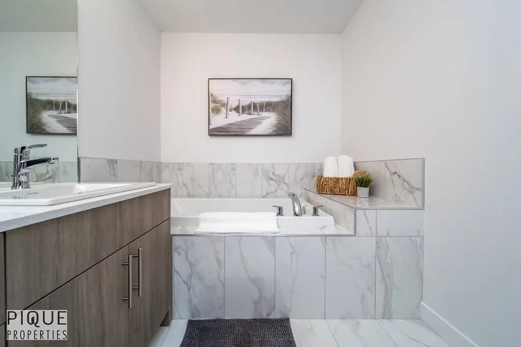 *New*Chic Modern Home*King Bed*Foosball*Sleeps 8! Edmonton Holiday home